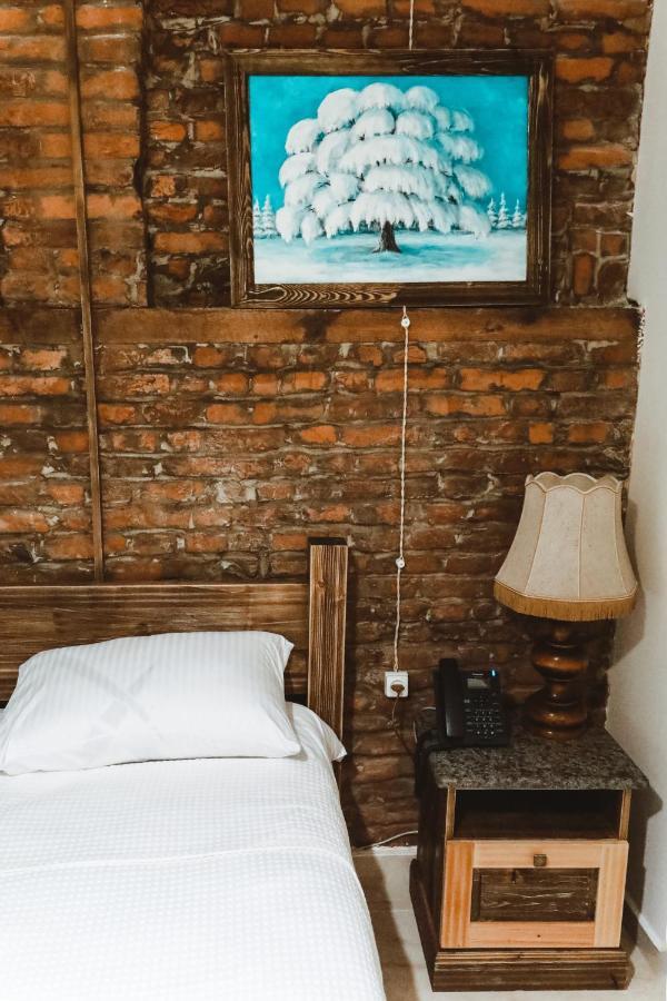 Hotel Verdzi Kutaisi Esterno foto